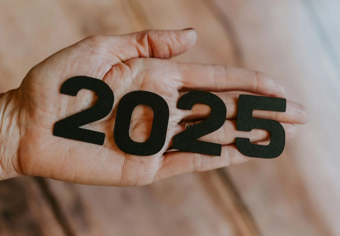 Check-list de fin d’année 2025 pour expatriés en Europe : titres de séjour, santé, impôts, banques