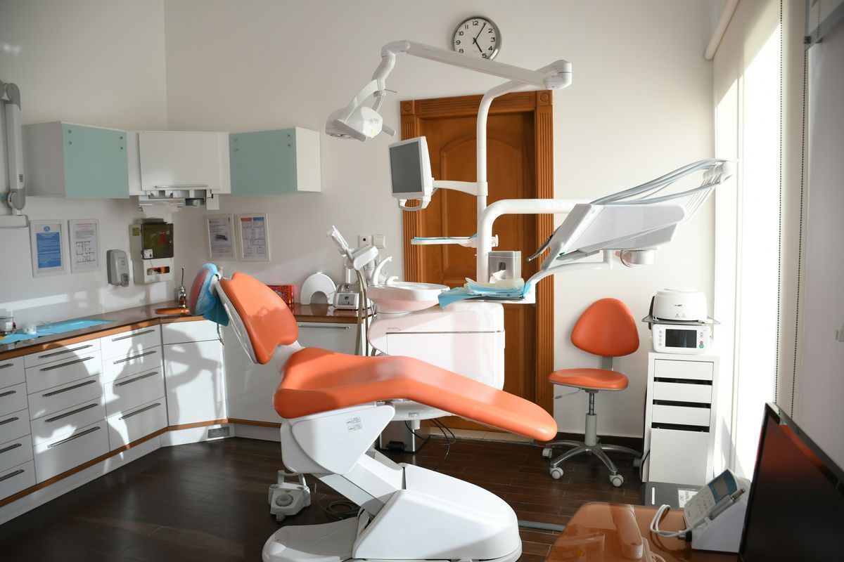 Trouver un médecin, dentiste ou spécialiste à l'étranger : le guide 2025 vraiment utile (avec scripts, astuces et check-lists)