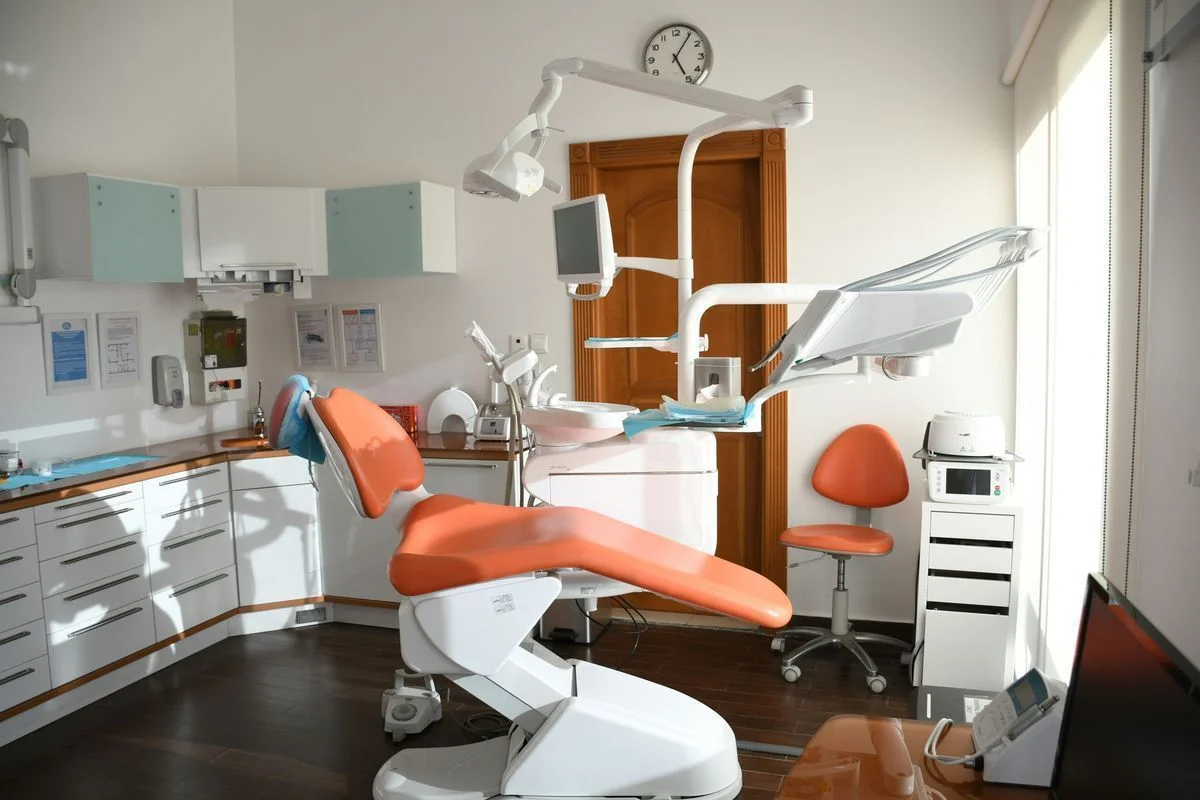 Dentiste et médecin consultés par un expatrié européen avec documents de remboursement