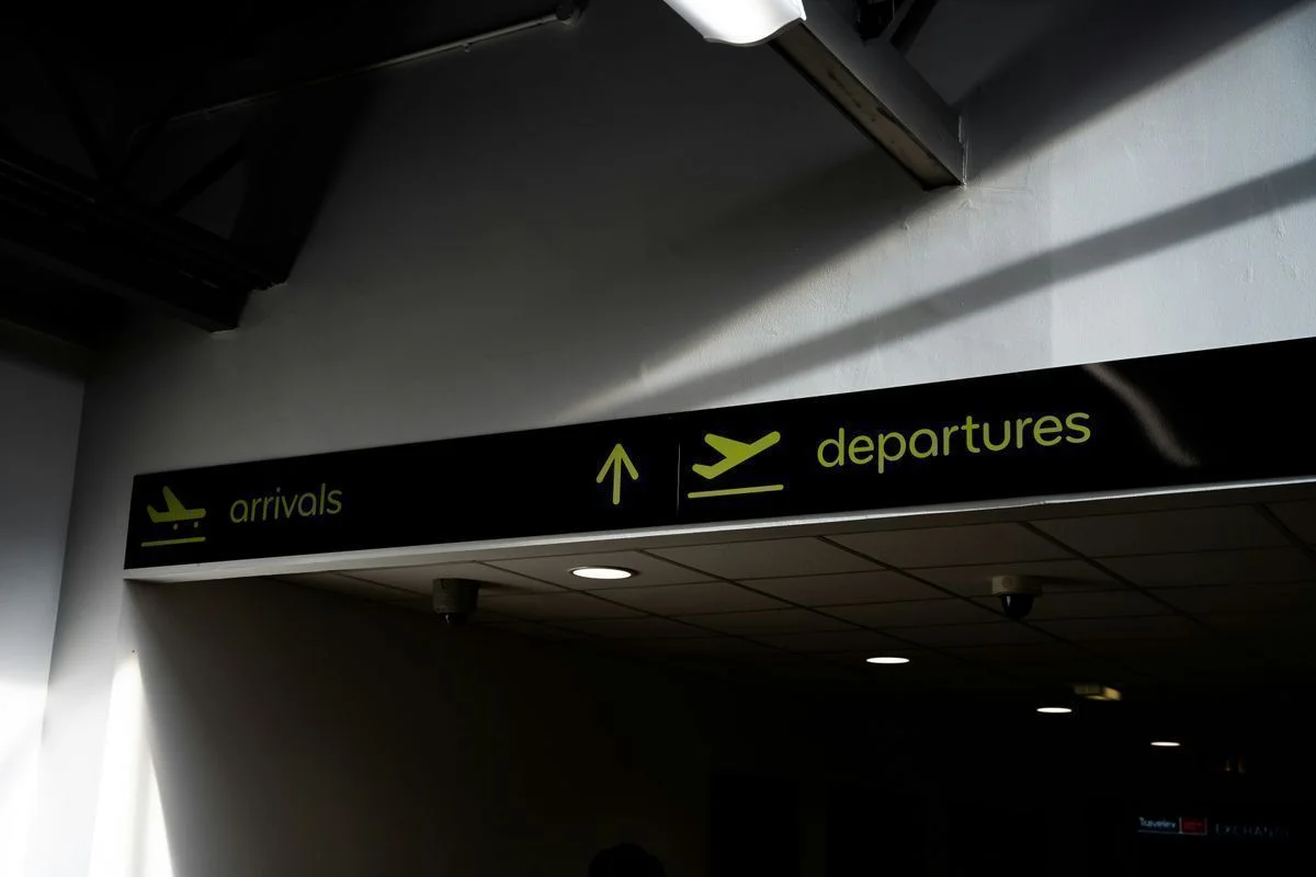 Expatrié européen organisant budget, logement et démarches la première année