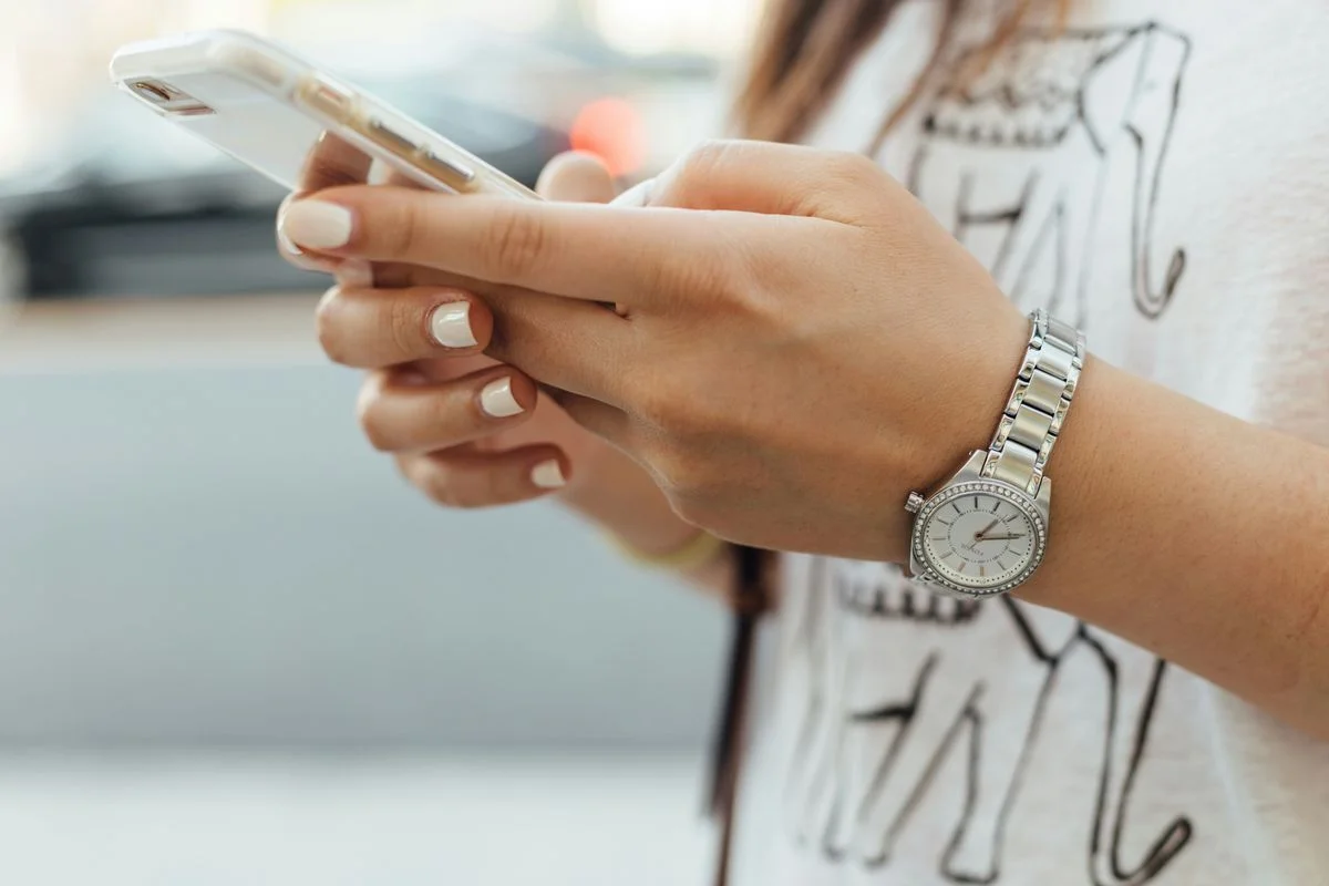 Forfaits mobiles en France (2025) pour expatriés : eSIM, RIO, roaming UE, Orange/Free, MVNO… le guide pratique