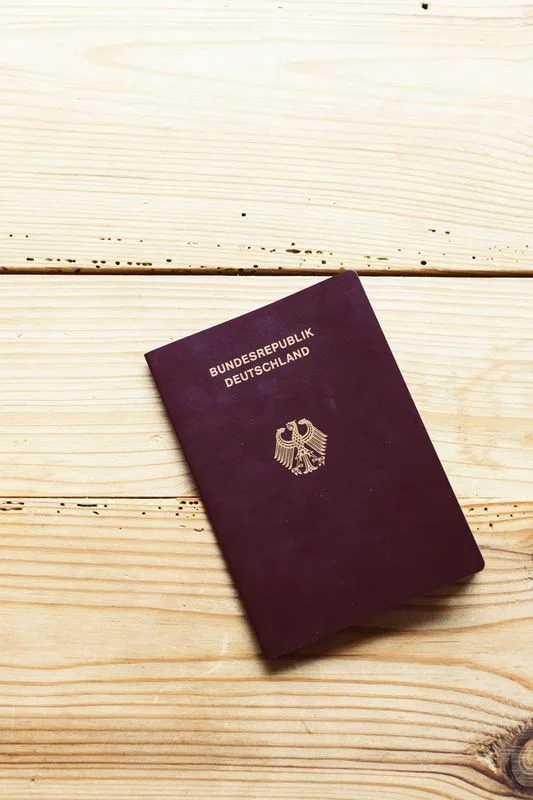Nouveaux titres de séjour en Europe 2025 : ce qui change vraiment (France, Espagne, Allemagne, Belgique)
